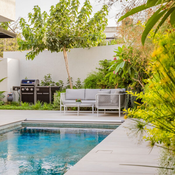 עיצוב חצר עם בריכה